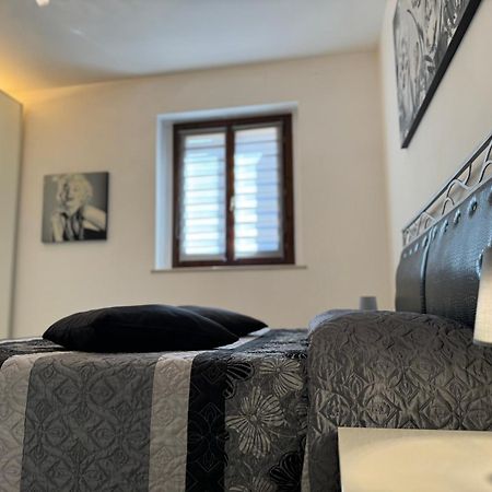 Family Stylish Apartment Norcia Extérieur photo